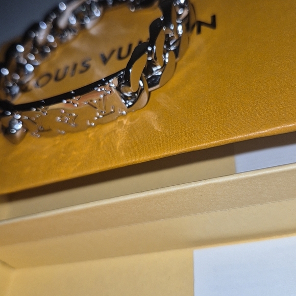 Louis Vuitton Twisted Silver Bracelet - Picture 3 of 4